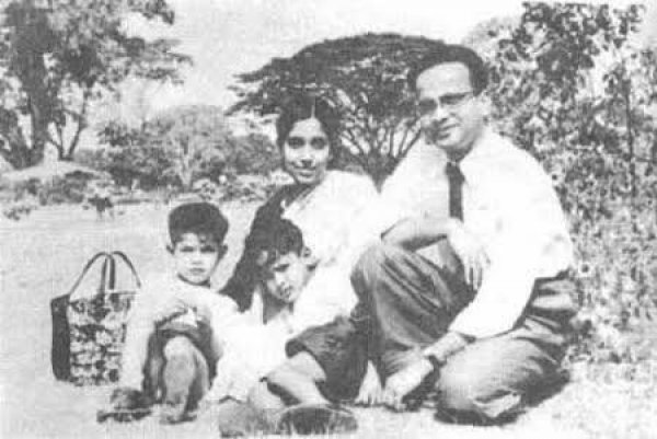 ১৯৫৮ সালে স্বামী শরীফ এবং দুই পুত্র রুমী-জামীসহ জাহানারা ইমাম