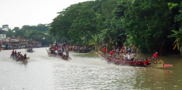 গৌর নদীতে নৌকা বাইচ প্রতিযোগিতা-