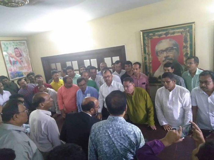 Around 8pm, Bikalpa Dhara leadership received a phone call from Awami League General Secretary Obaidul Quader, who asked the letter to be handed at Parliament.