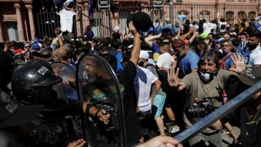 The police try to control the fans who come to see Maradona for the last time