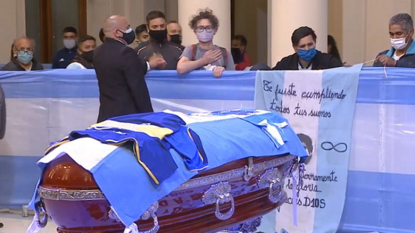 Fans surrounding Maradona's coffin